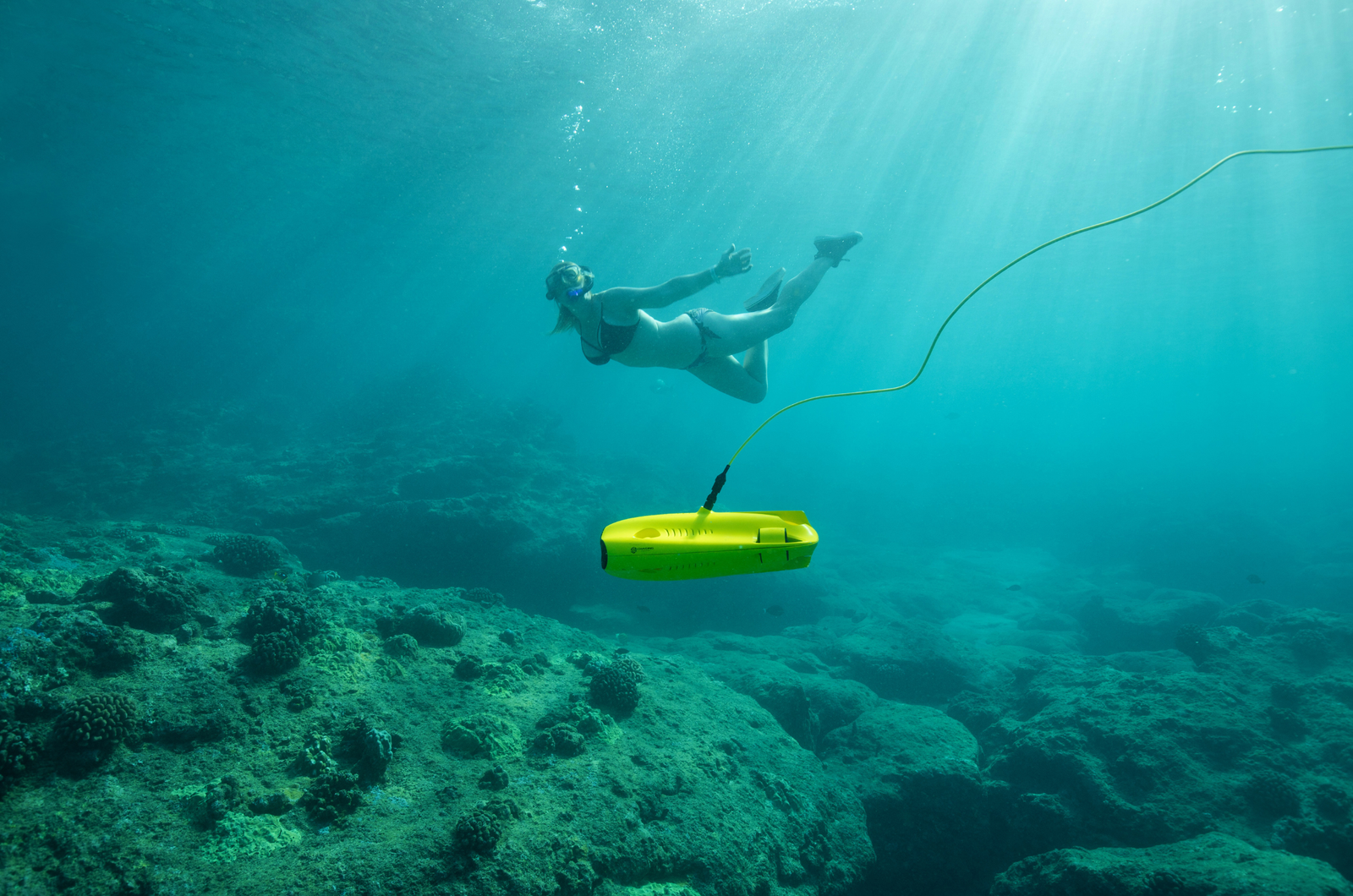 Turista hace apnea junto a un dron subacuático Turista hace apnea junto a un dron subacuático